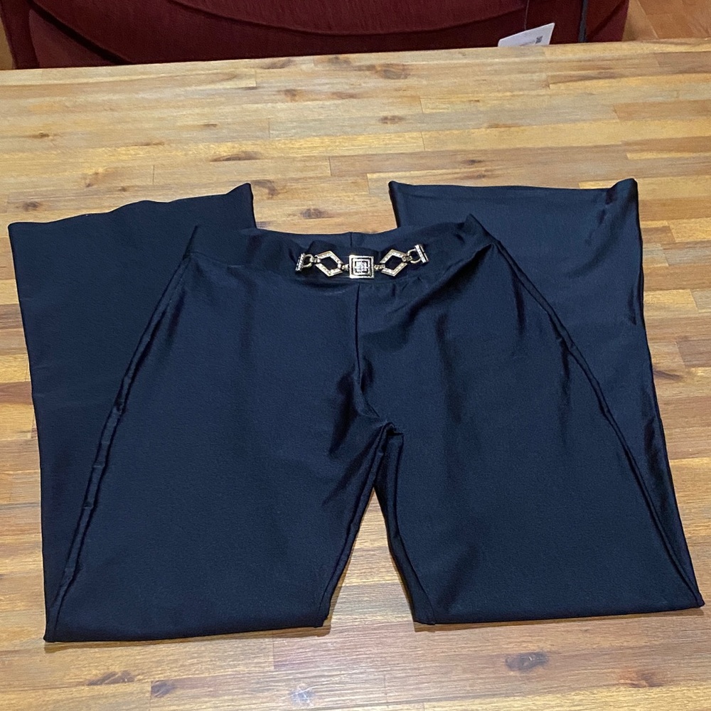 Black Fit and Flare Yoga Pants with Gold Chain Detail. Sz Sm. NWOT. Inseam 30"